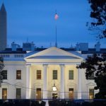 Decenas de personas protestaron frente a la Casa Blanca por veto de Trump