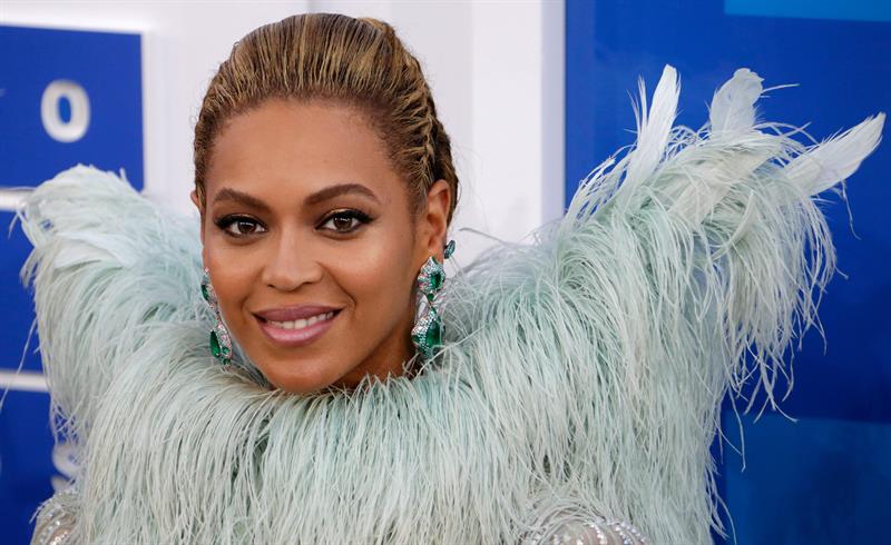 Beyoncé anunció que está embarazada de gemelos