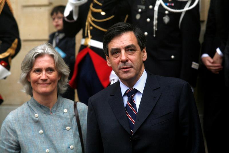 Esposa de Fillon dijo que nunca había sido asistente de su marido