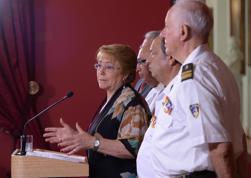 Bachelet viajó a Biobío por los incendios que afectan a Chile