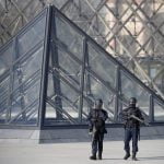 Finalizó evacuación del Louvre tras agresión sufrida por un soldado
