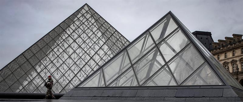 Agresor en Museo del Louvre rechazó hablar con los investigadores