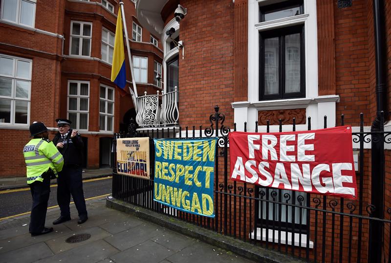 Assange pidió al Reino Unido y Suecia que «restablezcan» su libertad