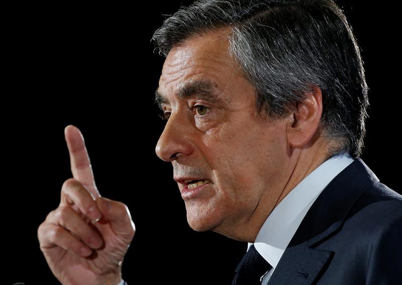 Fillon dijo que fue un «error» ético emplear a su familia