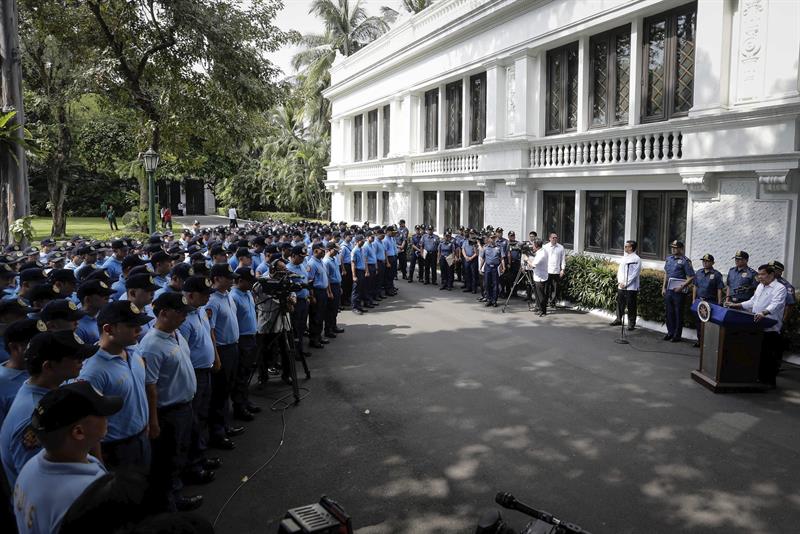 Duterte reprendió a policías corruptos y los enviará a Mindanao