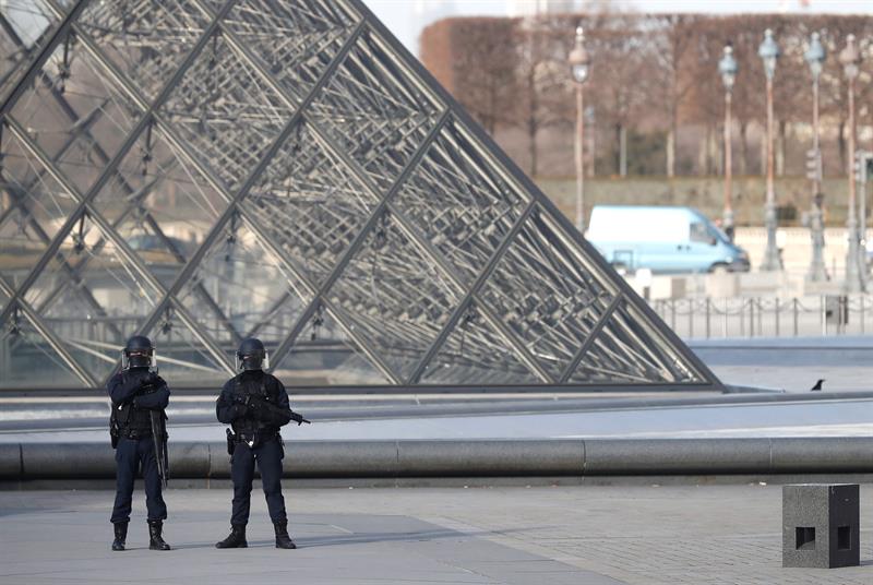 Agresor del Louvre confirmó su identidad en los interrogatorios policiales