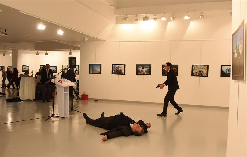 Imagen del asesino de embajador ruso en Turquía ganó el World Press Photo