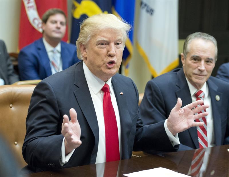 Trump quiere nombrar un aliado  para liderar la revisión del FBI y la CIA