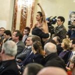 Militante de Femen con los pechos al aíre interrumpió un mitin de Le Pen
