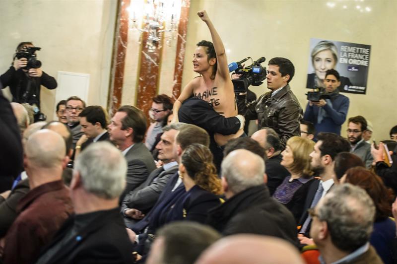 Militante de Femen con los pechos al aíre interrumpió un mitin de Le Pen