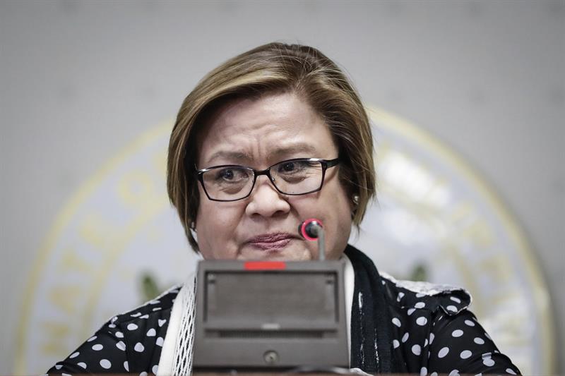 Senadora anti Duterte fue acusada de corrupción y se entregó a la Policía