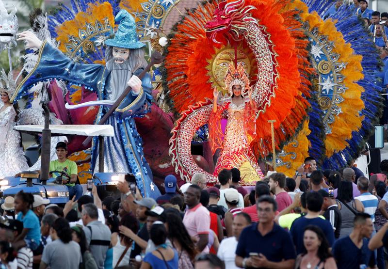 Las reinas se pasearon en olor de multitud en los carnavales de Panamá