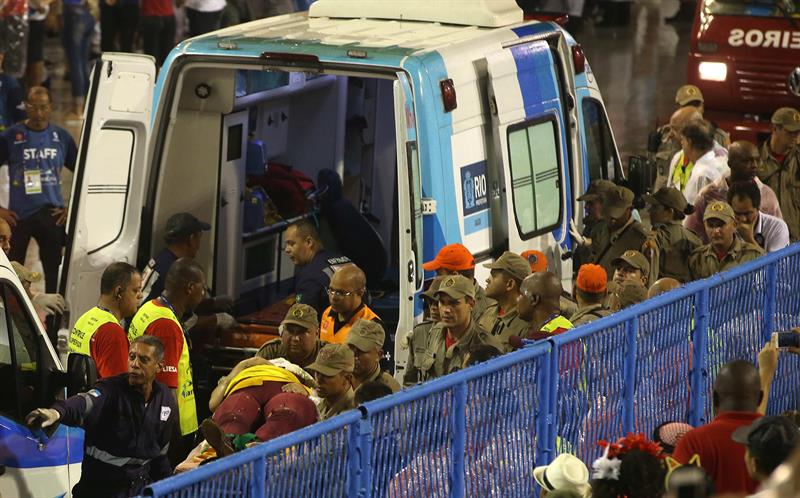 Un accidente empañó el estreno del carnaval en el Sambódromo de Río