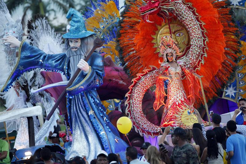 El Carnaval de Panamá no descansa, con reinas y fiestas mojadas