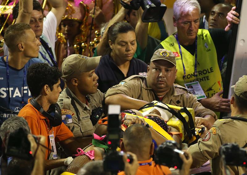 15 heridos en el Sambódromo de Río tras desplomarse una pasarela