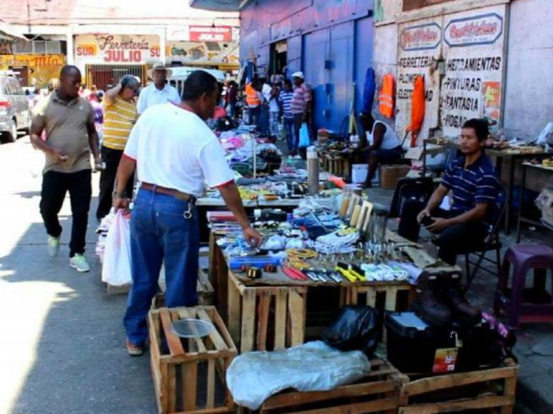 Denuncian que buhoneros de Colón alquilan sus puestos a extranjeros