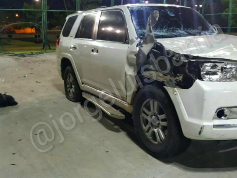 Un auto chocó y fue a parar al medio de una cancha en Cinta Costera 3