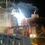 Bomberos rescataron a nueve personas tras incendio de embarcación en Amador (+Video)