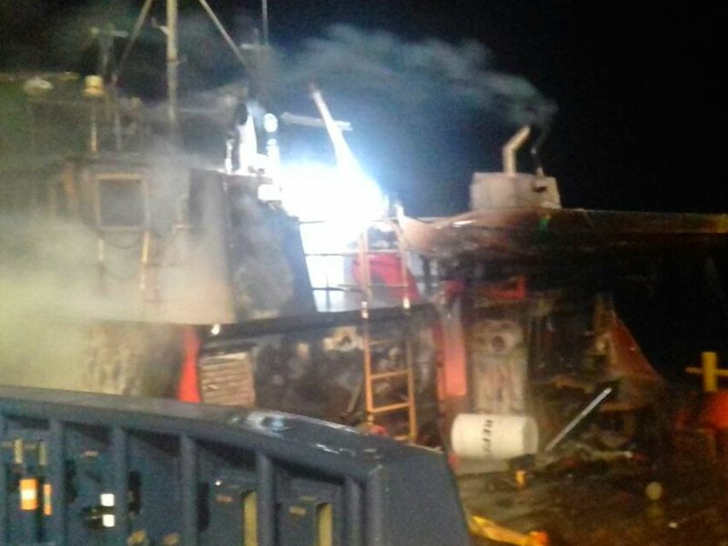 Bomberos rescataron a nueve personas tras incendio de embarcación en Amador (+Video)