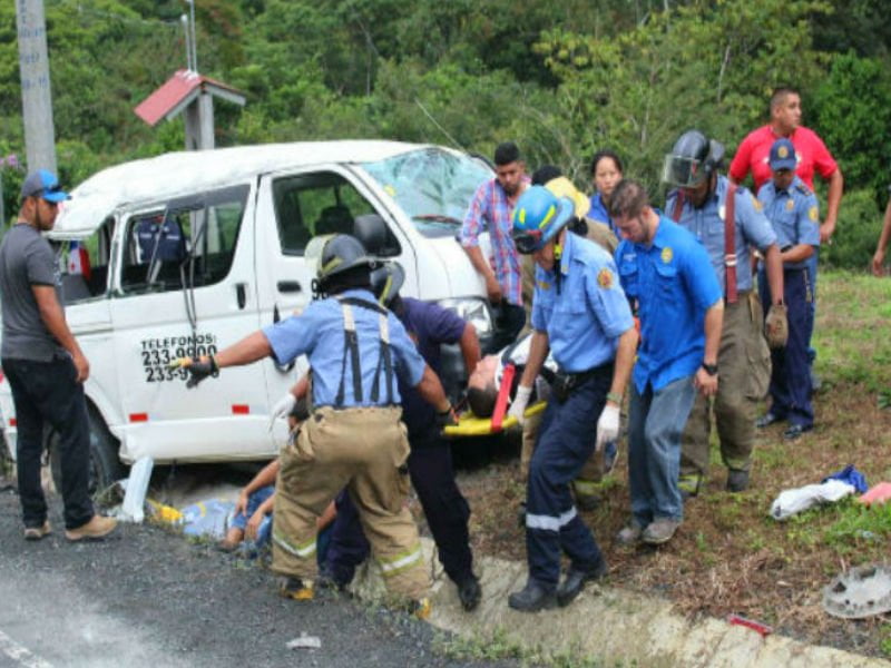 Un muerto y 11 heridos tras vuelco de transporte privado en vía hacia Coclesito