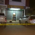 Sorprenden a sujetos que robaban un restaurante con pistola de juguete