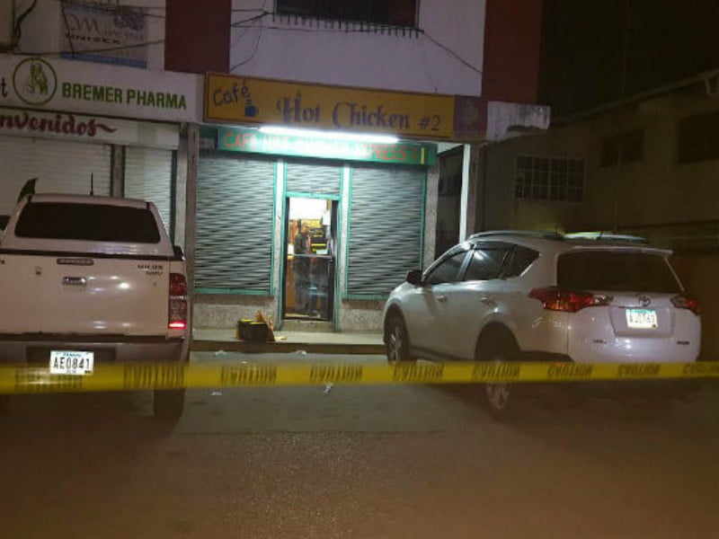 Sorprenden a sujetos que robaban un restaurante con pistola de juguete