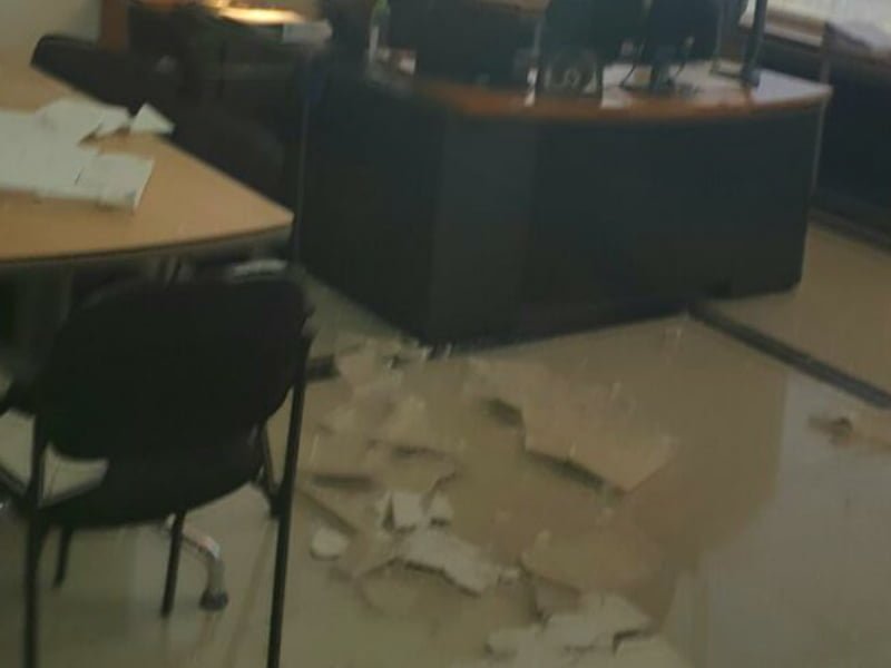 Desalojo de oficinas y vidrios rotos luego del sismo (Fotos y videos)