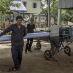 Un camboyano aprendió en internet a construir un avión que quiere pilotar