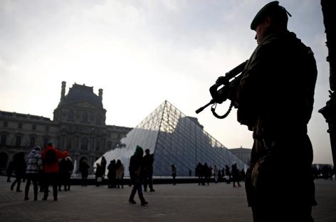 Bélgica entregó a Francia a 3 supuestos cómplices de un presunto terrorista