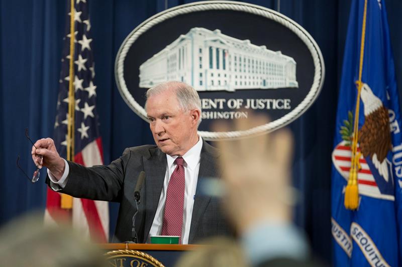 Fiscal general de Estados Unidos en la cuerda floja por contactos con Rusia