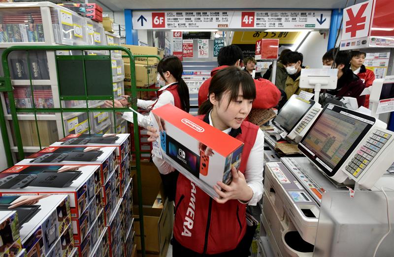 Colas y existencias agotadas en el lanzamiento de la nueva consola de Nintendo