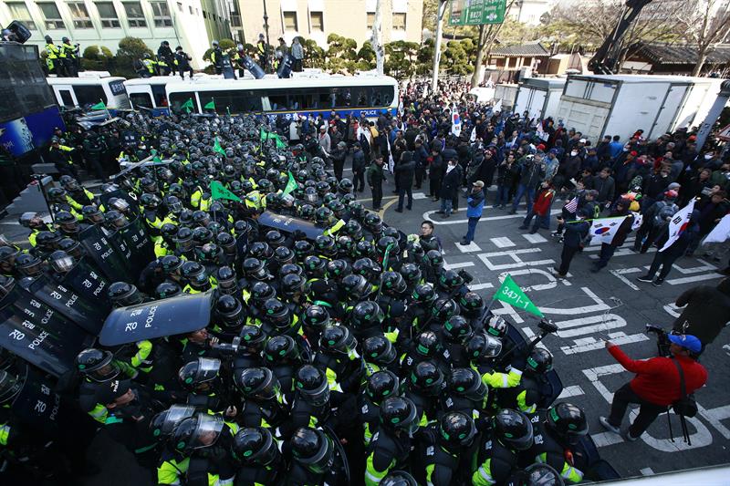 Al menos 2 personas murieron en protestas por la destitución de la presidenta surcoreana