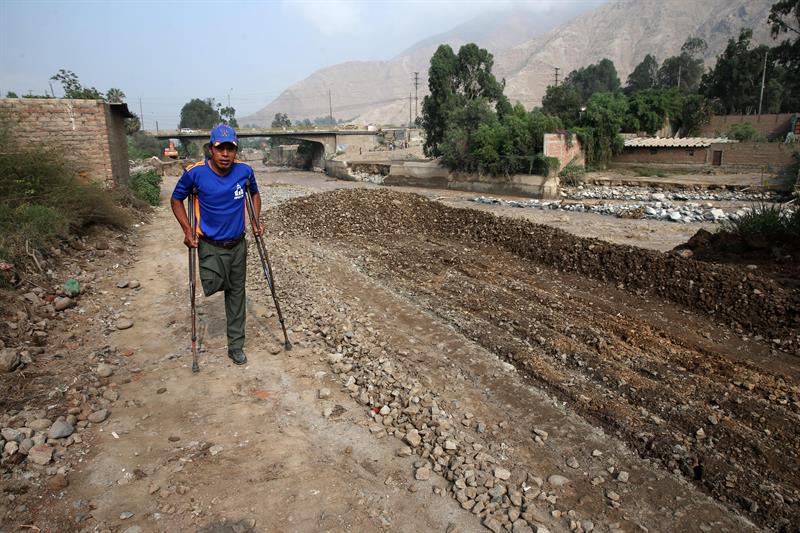 Perú lucha desolado por sacarse el fango de encima