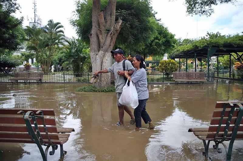 Gobierno peruano dirige rescate de miles de damnificados en Piura