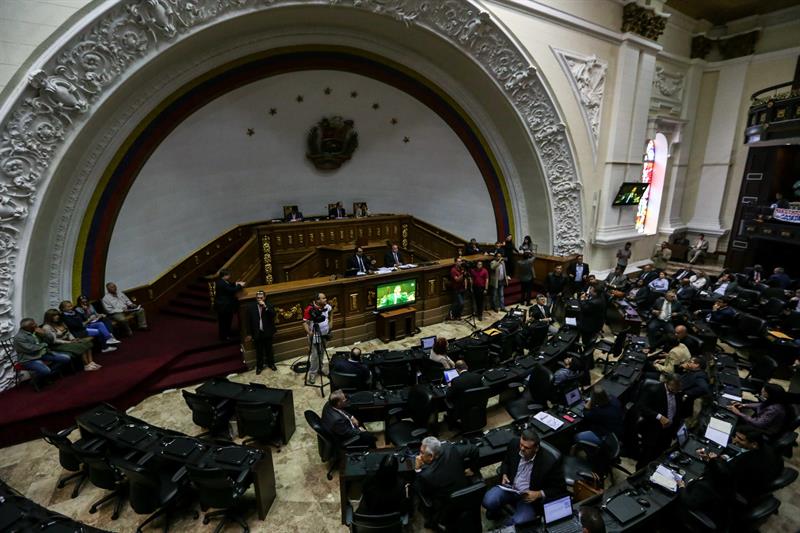 Supremo venezolano decide asumir las competencias del Parlamento por su desacato