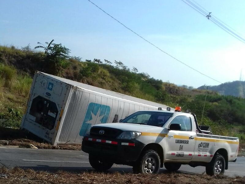 Vuelco de mula causó un gran tranca en la Vía Centenario
