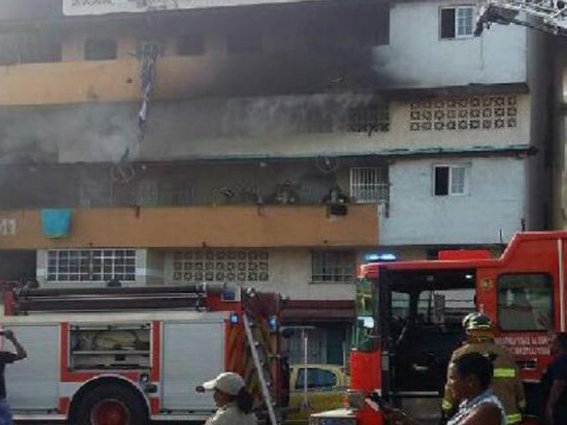 Voraz incendio se registró en edificio en la avenida Nacional