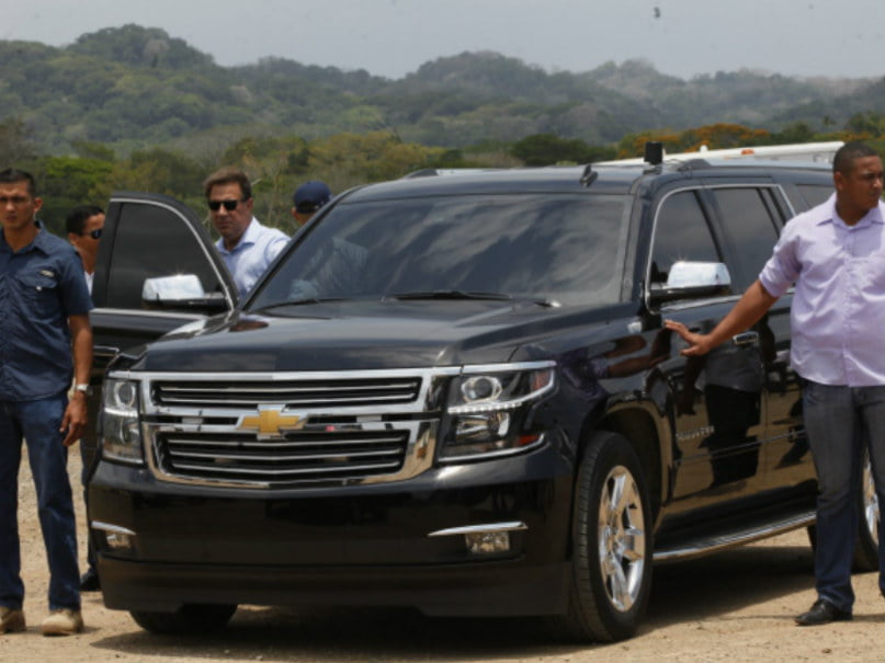 Autos de lujo y celulares: Los «beneficios» del Consejo de Seguridad Presidencial