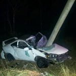 Murió una pareja en aparatoso choque contra poste en Loma Cová