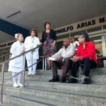 Médico se encadena en la CSS por falta de medicamentos contra el VIH