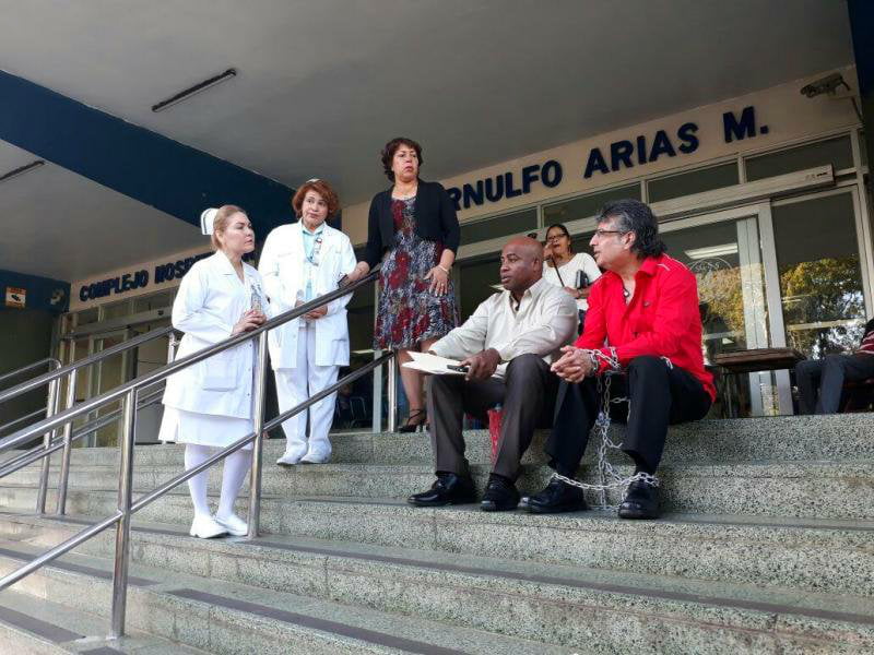 Médico se encadena en la CSS por falta de medicamentos contra el VIH
