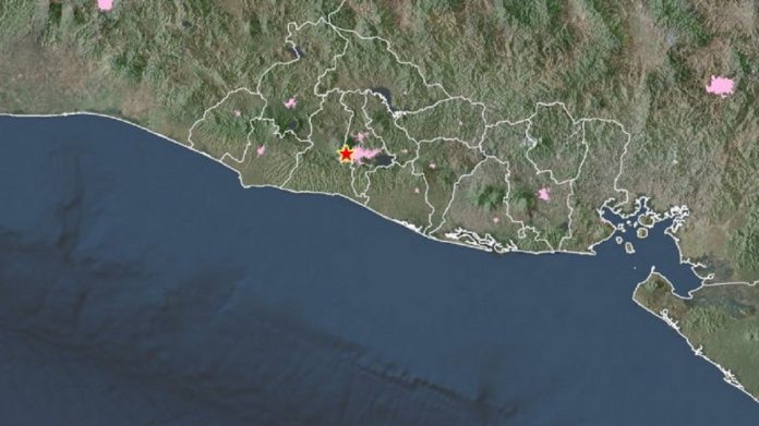 Un muerto y dos heridos tras derrumbe por sismo en El Salvador