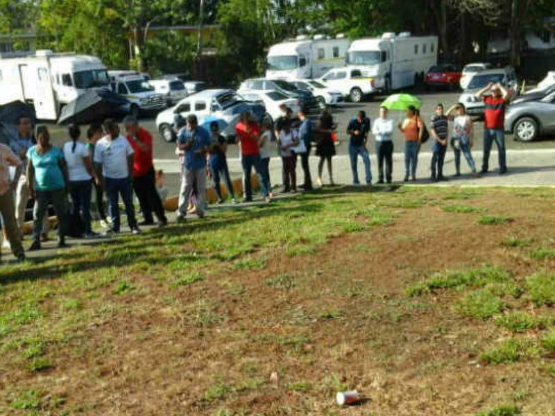 Largas colas para vacunarse contra la fiebre amarilla