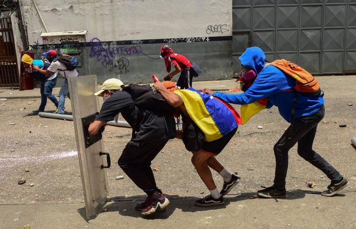 ¿Quién cederá? Chavismo y oposición apuestan al desgaste del rival en Venezuela