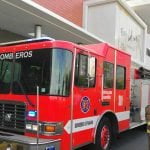 Bomberos inspeccionan fuga de gas subterráneo en centro comercial Multiplaza
