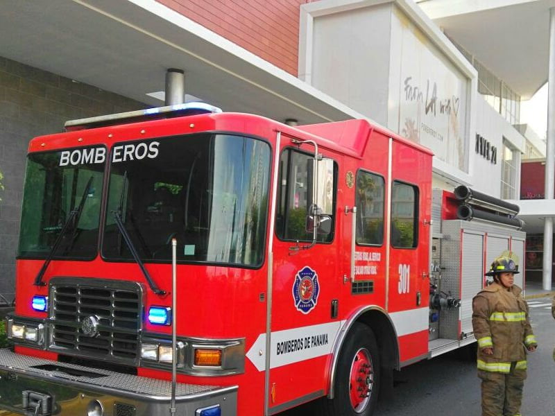 Bomberos inspeccionan fuga de gas subterráneo en centro comercial Multiplaza