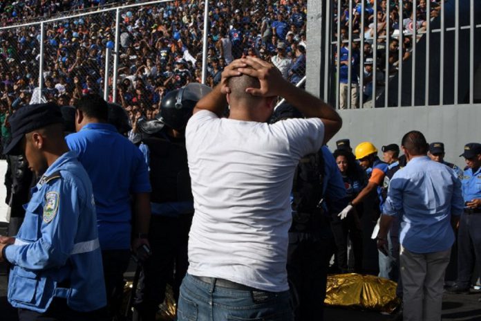 Al menos cuatro personas murieron en avalancha en estadio de fútbol hondureño