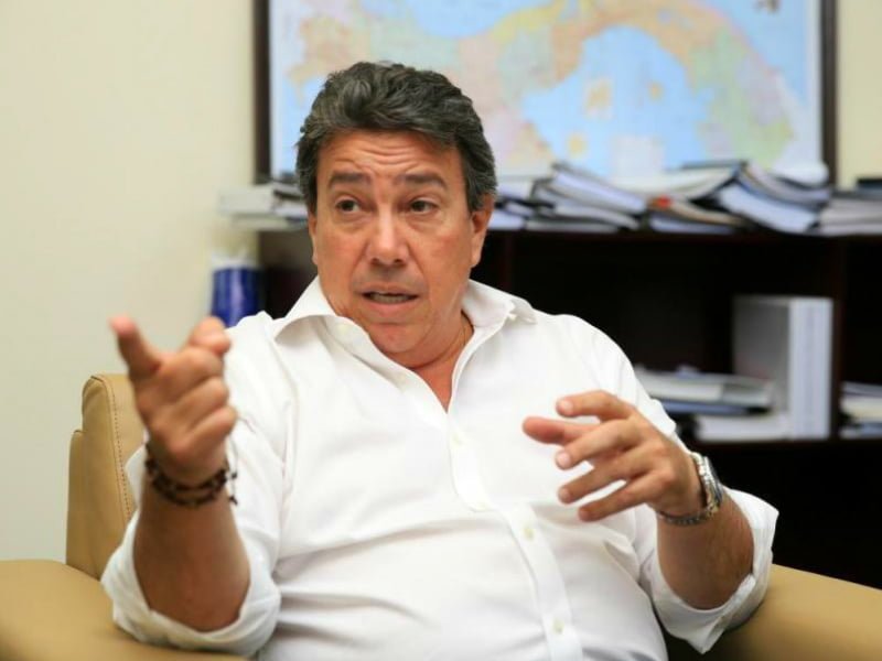 ¡No aguantó presión! Ministro del MOP se disculpa por comentario sobre huecos