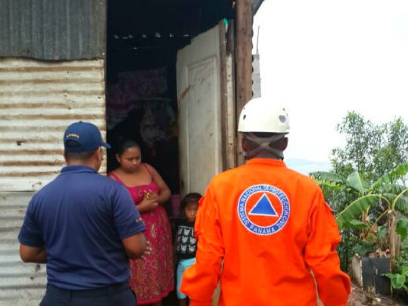 Desalojan a precaristas de Vista al Mar por riesgo de deslizamientos