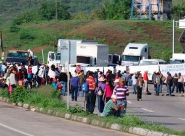 Campesinos guatemaltecos piden renuncia del presidente en bloqueo de carreteras